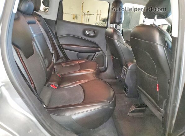 3C4NJDDB0KT668960 2019 JEEP COMPASS Gray Вид задньої частини салону