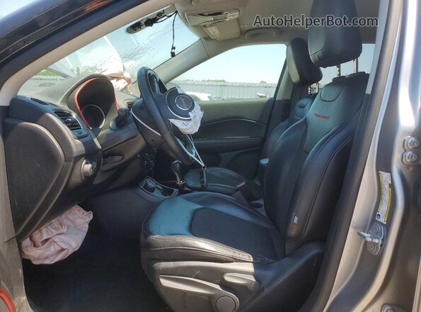 3C4NJDDB0KT759825 2019 JEEP COMPASS Silver Вид салону спереду