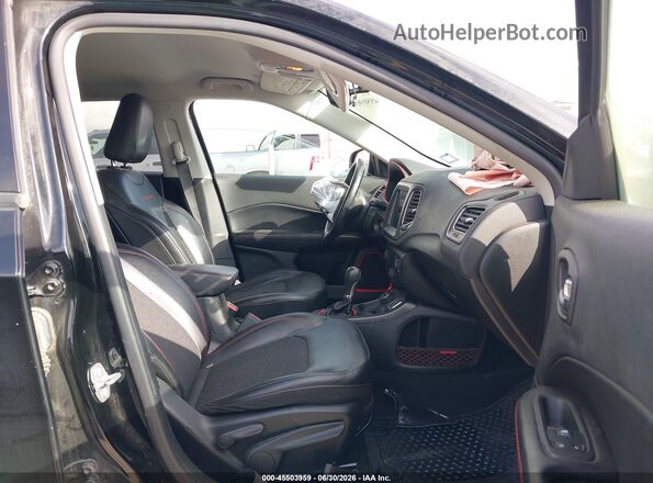 3C4NJDDB0LT159615 2020 JEEP COMPASS Черный Вид салона спереди