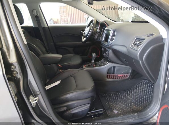 3C4NJDDB0LT254725 2020 JEEP COMPASS Серый Вид салона спереди
