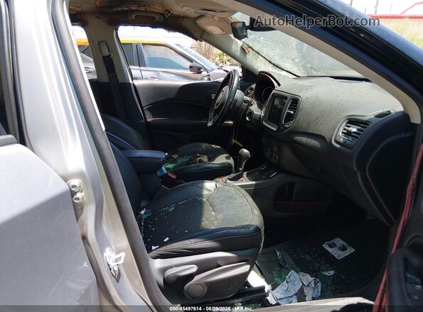 3C4NJDDB1JT441615 2018 JEEP COMPASS Silver Front interior view