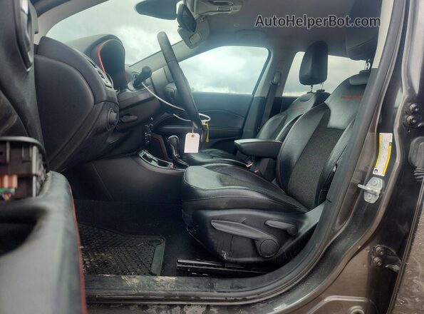 3C4NJDDB1JT454994 2018 JEEP COMPASS Gray Вид салону спереду