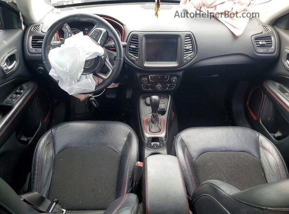 3C4NJDDB2JT115418 2018 JEEP COMPASS Gray Dashboard view