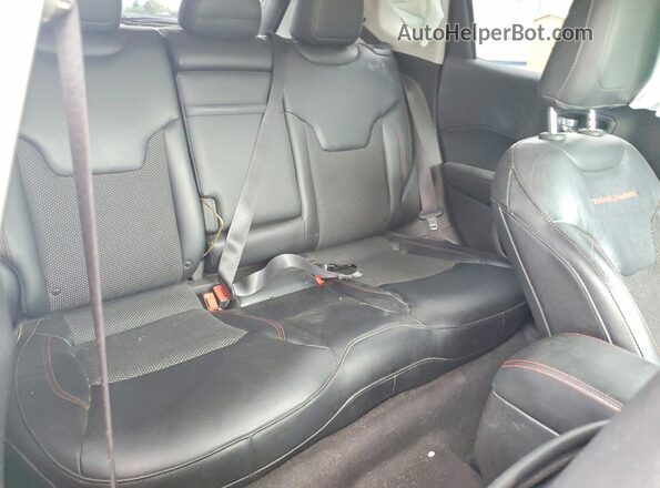 3C4NJDDB2JT115418 2018 JEEP COMPASS Gray Rear interior view