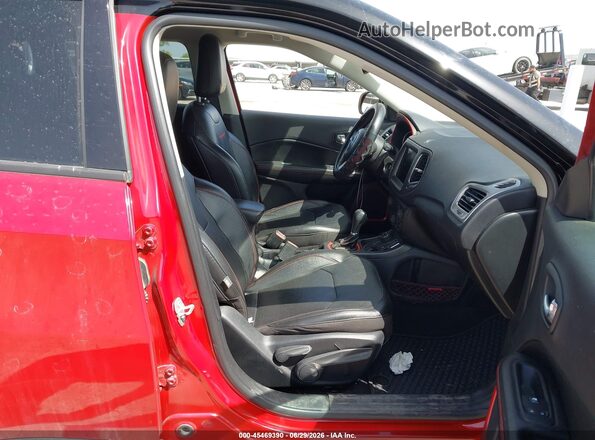 3C4NJDDB2LT238879 2020 JEEP COMPASS Красный Вид салона спереди
