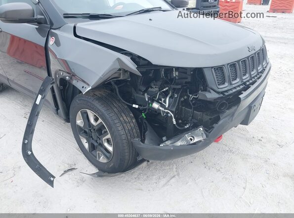 3C4NJDDB3JT281236 2018 JEEP COMPASS Gray Widok z przodu