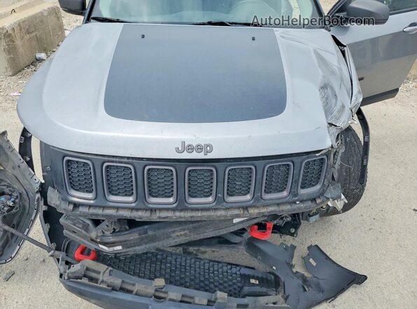 3C4NJDDB3JT485793 2018 JEEP COMPASS Серебряный Вид подкапотного пространства