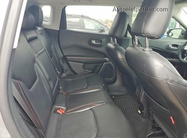 3C4NJDDB3JT485793 2018 JEEP COMPASS Серебряный Вид задней части салона