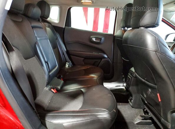 3C4NJDDB3KT670959 2019 JEEP COMPASS Red Rear seats view