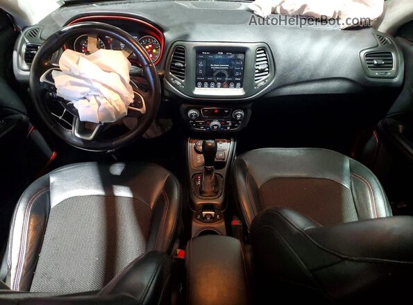 3C4NJDDB3LT195721 2020 JEEP COMPASS Красный Вид панели приборов