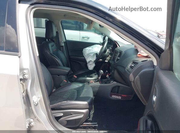 3C4NJDDB5HT665965 2017 JEEP NEW COMPASS Silver Front interior view