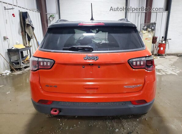 3C4NJDDB5JT130267 2018 JEEP COMPASS Orange Вид ззаду