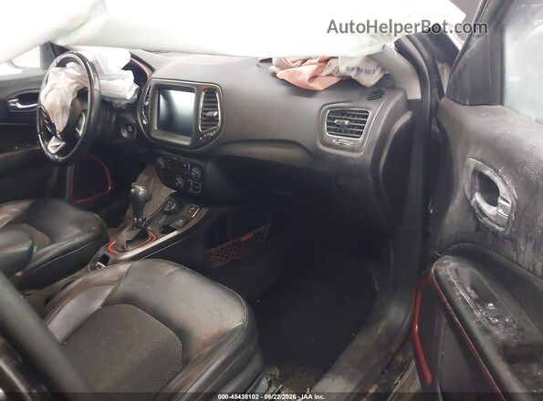 3C4NJDDB5JT207302 2018 JEEP COMPASS Черный Вид салона спереди