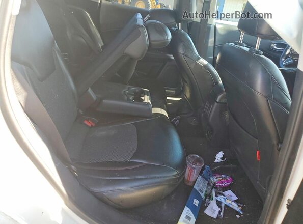 3C4NJDDB5JT451256 2018 JEEP COMPASS White Rear seats view