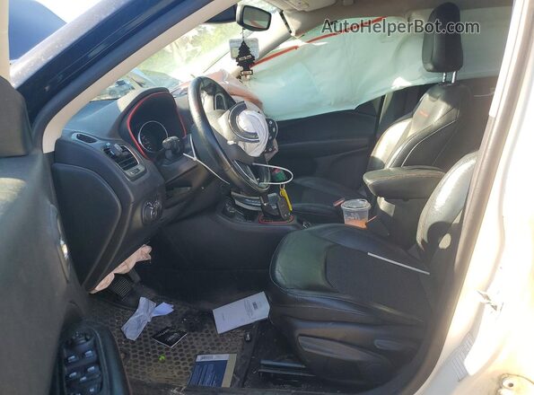 3C4NJDDB5JT451256 2018 JEEP COMPASS White Front interior view