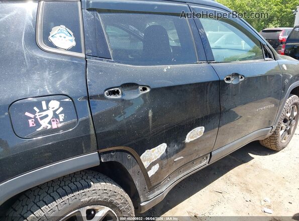 3C4NJDDB6JT153749 2018 JEEP COMPASS Black Widok z przodu