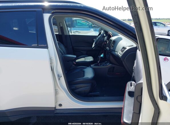 3C4NJDDB6KT668199 2019 JEEP COMPASS White Вид салону спереду