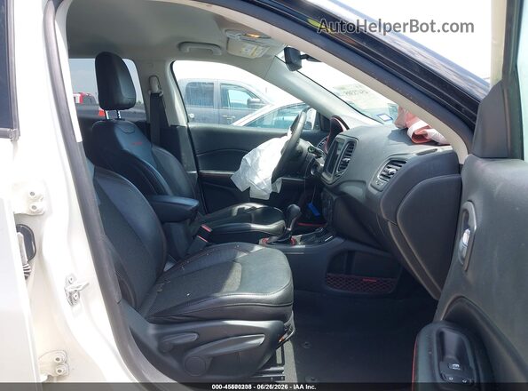 3C4NJDDB6MT589926 2021 JEEP COMPASS White Widok wnętrza z przodu
