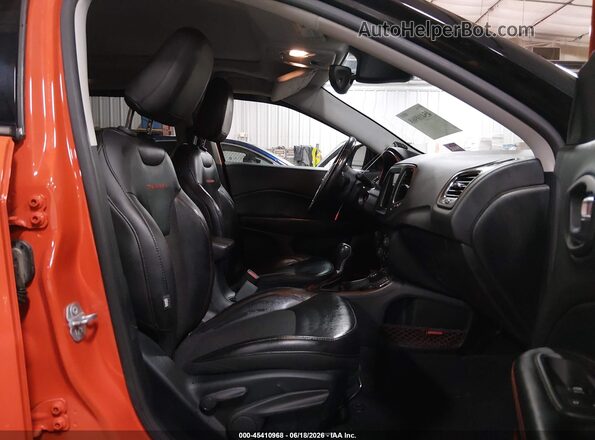 3C4NJDDB7JT230256 2018 JEEP COMPASS Orange წინა სალონის ხედი