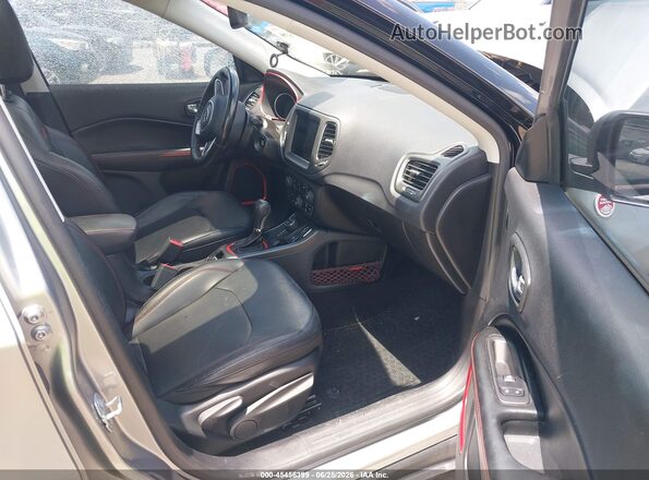 3C4NJDDB7KT790540 2019 JEEP COMPASS Silver Front interior view