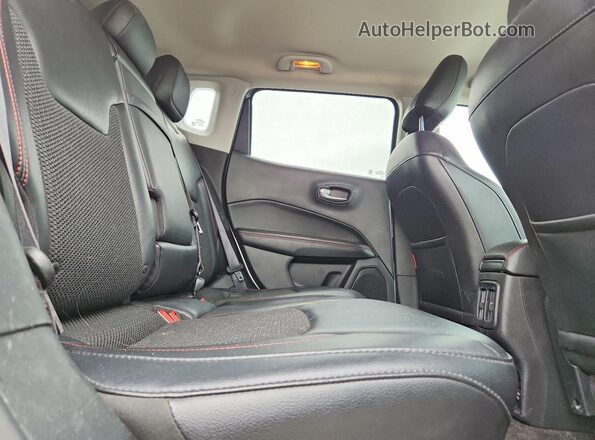 3C4NJDDB9HT660266 2017 JEEP COMPASS Серебряный Вид задней части салона