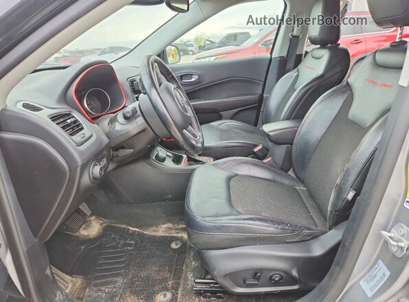 3C4NJDDB9HT660266 2017 JEEP COMPASS Серебряный Вид салона спереди
