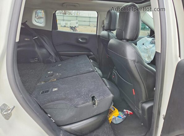 3C4NJDDB9JT178631 2018 JEEP COMPASS White Rear seats view