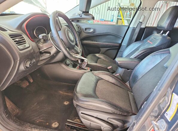 3C4NJDDB9JT342623 2018 JEEP COMPASS Blue Front interior view