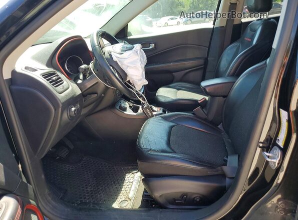 3C4NJDDB9JT501723 2018 JEEP COMPASS Black Front interior view