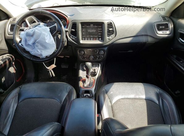 3C4NJDDB9JT501723 2018 JEEP COMPASS Black Dashboard view