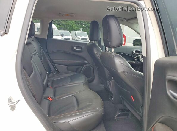 3C4NJDDB9KT594860 2019 JEEP COMPASS White Вид задньої частини салону