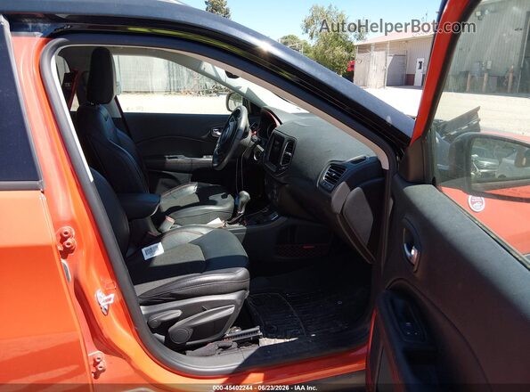 3C4NJDDB9KT697759 2019 JEEP COMPASS Orange Front interior view