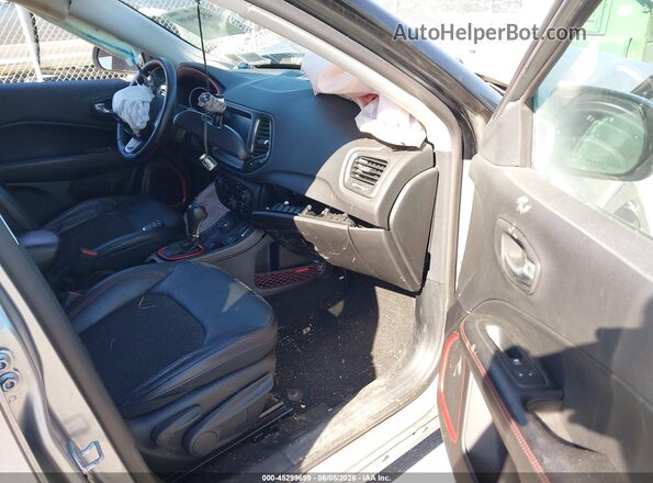 3C4NJDDBXHT651897 2017 JEEP NEW COMPASS Gray Front interior view