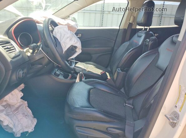 3C4NJDDBXKT670943 2019 JEEP COMPASS White Вид салону спереду