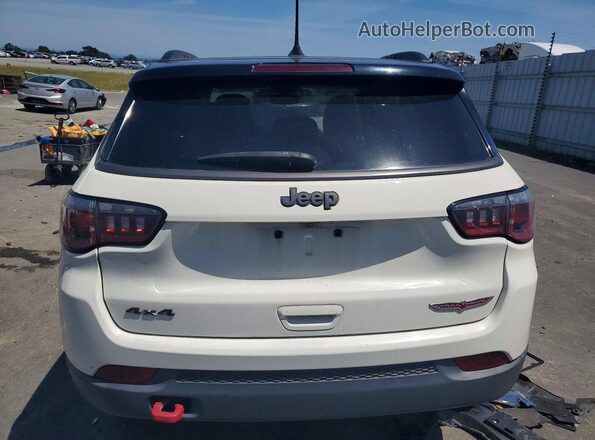 3C4NJDDBXKT670943 2019 JEEP COMPASS White Вид ззаду