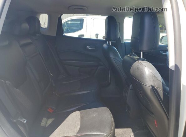 3C4NJDDBXKT670943 2019 JEEP COMPASS White Вид задньої частини салону