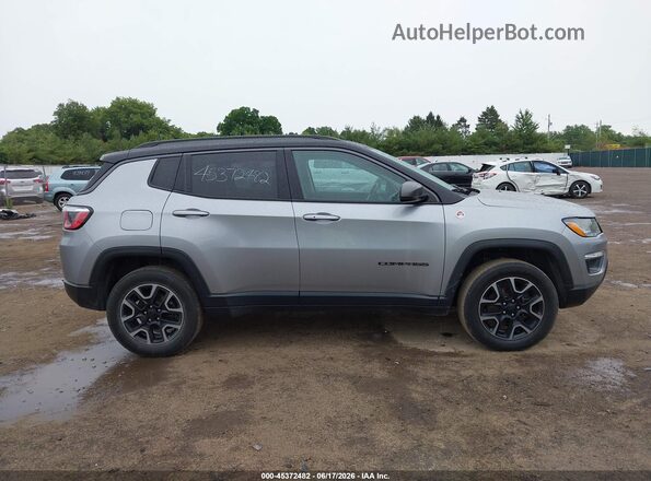 3C4NJDDBXKT681974 2019 JEEP COMPASS Серебряный Вид задней части салона