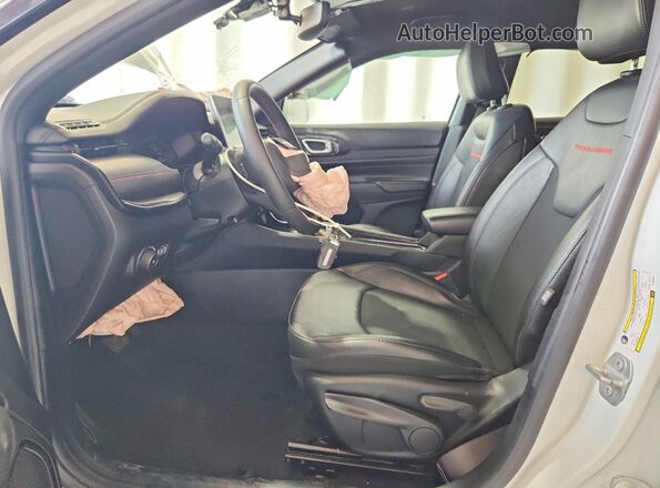 3C4NJDDN0ST533083 2025 JEEP COMPASS White Вид салону спереду