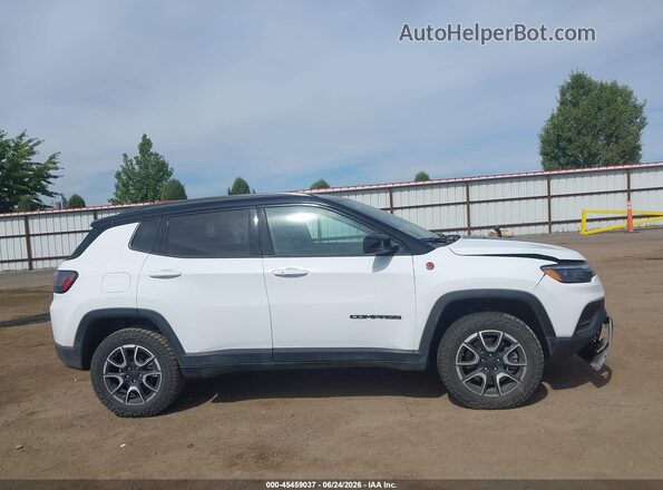 3C4NJDDN6RT166622 2024 JEEP COMPASS White Vista interior trasera
