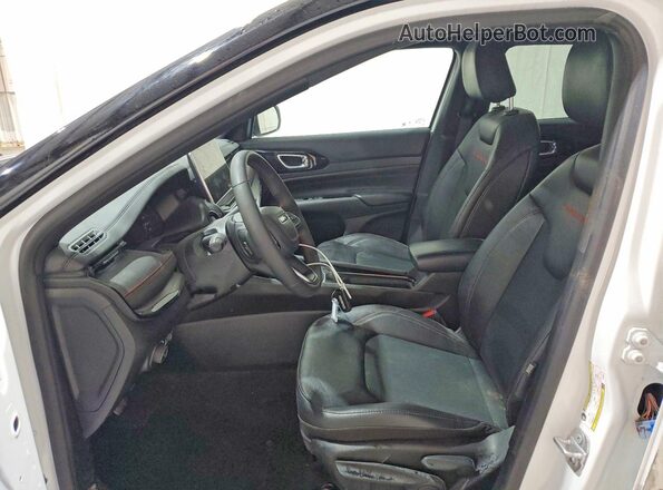 3C4NJDDN6ST594471 2025 JEEP COMPASS White Widok wnętrza z przodu