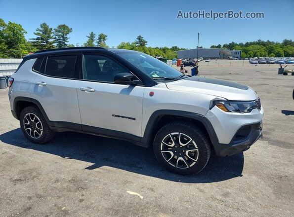 3C4NJDDN9RT148776 2024 JEEP COMPASS Silver 