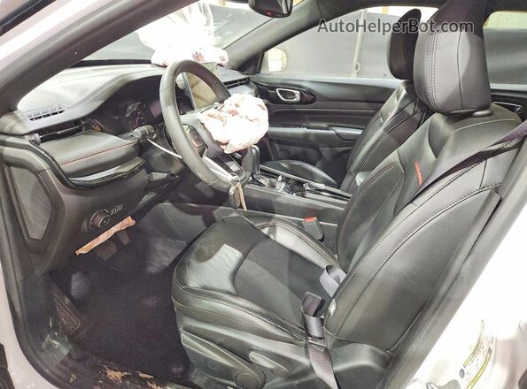 3C4NJDDNXST556564 2025 JEEP COMPASS White Widok wnętrza z przodu