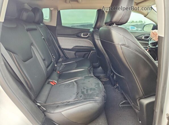 3C4NJDFB1NT144086 2022 JEEP COMPASS White Widok wnętrza z tyłu
