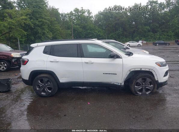 3C4NJDFB7NT130645 2022 JEEP COMPASS White Rear interior view