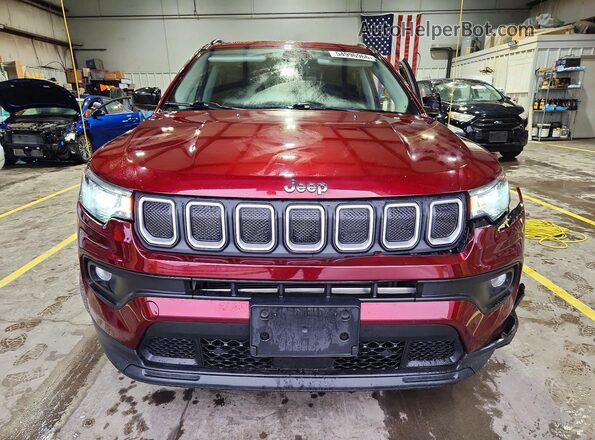 3C4NJDFBXNT118019 2022 JEEP COMPASS Burgundy Widok z przodu