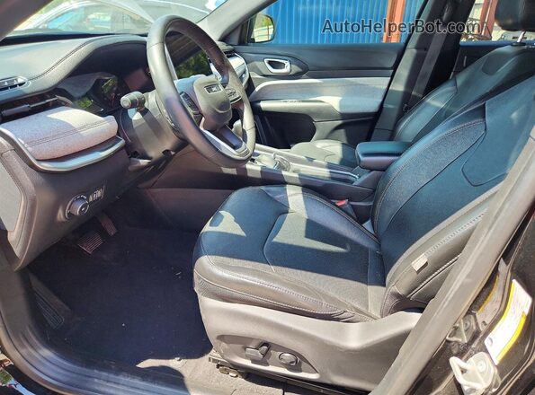 3C4NJDFN5PT558257 2023 JEEP COMPASS Черный Вид салона спереди