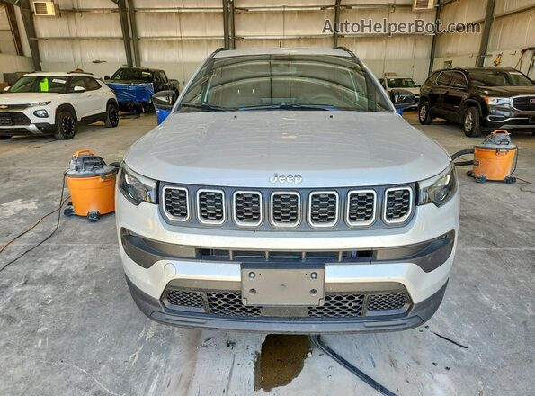 3C4NJDFN9RT130520 2024 JEEP COMPASS Silver Widok z przodu