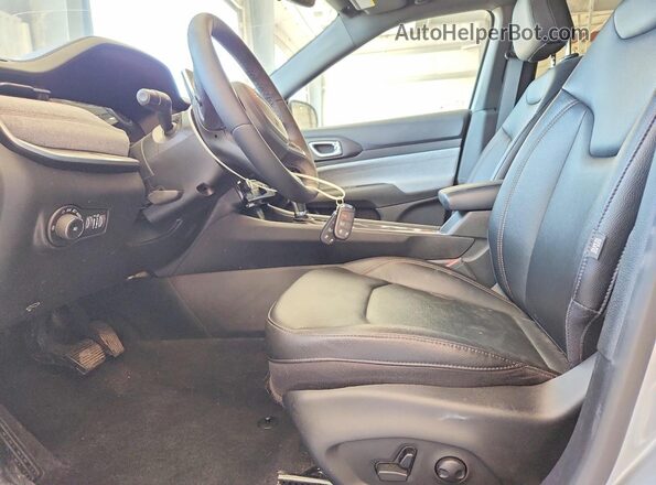 3C4NJDFN9RT130520 2024 JEEP COMPASS Silver Widok wnętrza z przodu