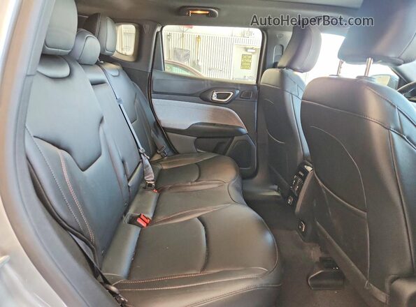 3C4NJDFN9RT130520 2024 JEEP COMPASS Silver Widok tylnych siedzeń