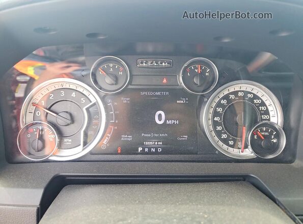 3C63R3EL9GG215803 2016 RAM 3500 Maroon ხელსაწყოთა პანელის ხედი